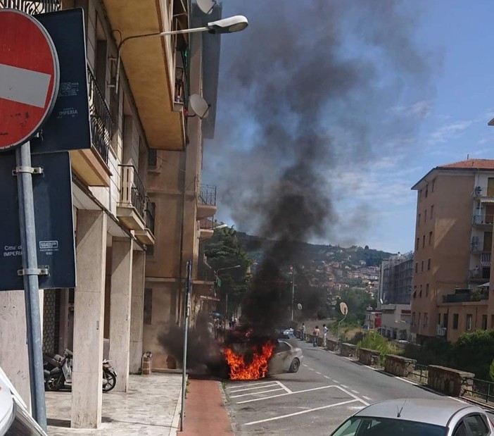 Imperia: doppio intervento dei Vigili del Fuoco, incendio a una bouganville e a un'auto in via Trento