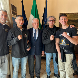 Imperia, il pugile Andrea Cikalleshi ricevuto a Palazzo Civico dal sindaco Scajola