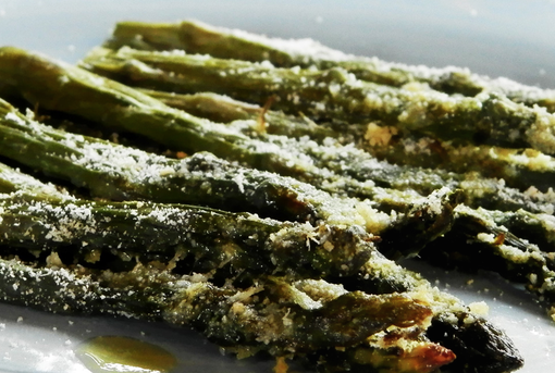 Mercoledì veg: Asparagi gratinati con sale Kala Namak Mercoledì veg: Asparagi gratinati con sale Kala Namak