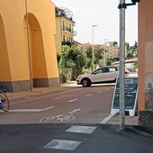Imperia, ancora un’auto sulla pista ciclabile Imperia, ancora un’auto sulla pista ciclabile