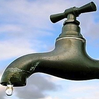 1 LUGLIO 1990. Su Imperia e Golfo Dianese cala la mannaia della siccità: residenti esasperati bloccano l'Aurelia. Turisti in fuga