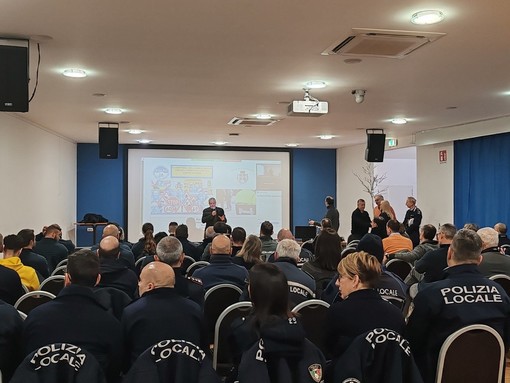Agenti di polizia locale imperiesi a scuola per le nuove norme sulla sicurezza stradale Agenti di polizia locale imperiesi a scuola per le nuove norme sulla sicurezza stradale