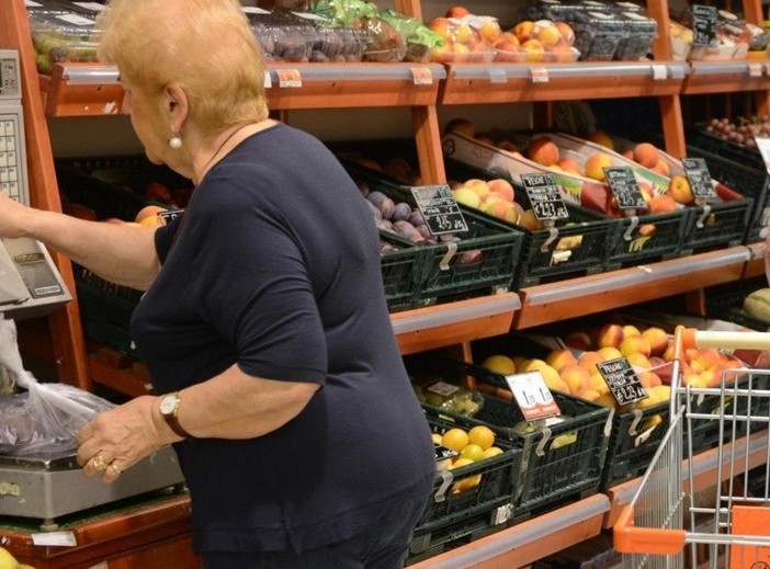 Temperature tropicali e gli anziani di Imperia combattono l’afa tra i banchi frigo dei supermercati