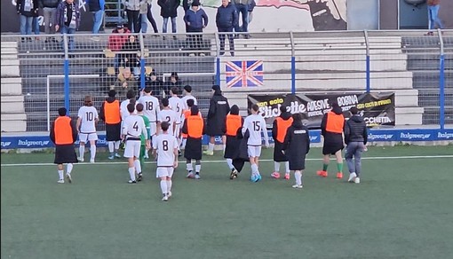 Calcio serie D. La richiesta dei tifosi dell'Albenga alla squadra: "Non indossate la maglia bianconera contro l'Imperia"