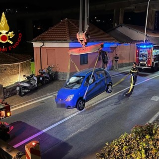 Imperia, 30enne percorre con l'auto la scalinata della chiesa di Castelvecchio e rimane incastrato: in azione i vigili del fuoco (foto)