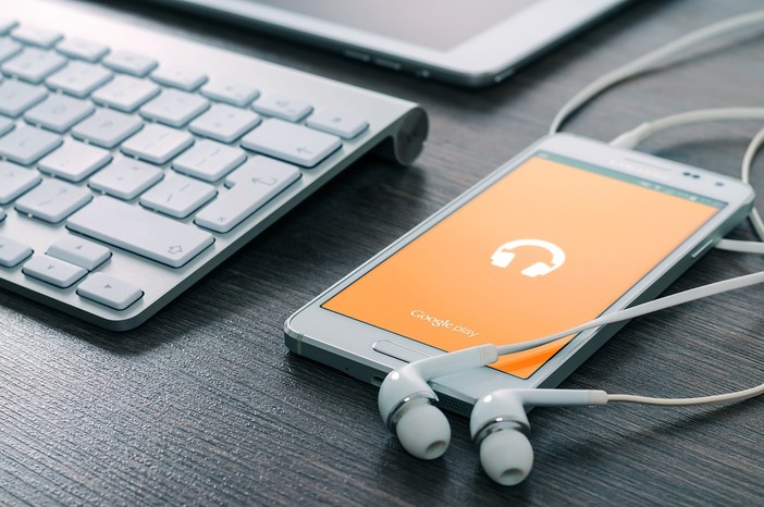 Ascoltare musica e non solo per dormire meglio
