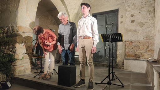 Alessandro Manera incanta e commuove, applausi a scena aperta per l'omaggio al padre Giuseppe Alessandro Manera incanta e commuove, applausi a scena aperta per l'omaggio al padre Giuseppe