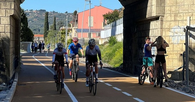 La ciclabile presa d’assalto dai turisti: ponte del 2 giugno verso il tutto esaurito nell’Imperiese