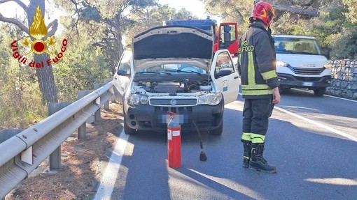 Auto in fiamme su Capo Berta: principio d’incendio domato da un passante Auto in fiamme su Capo Berta: principio d’incendio domato da un passante