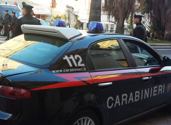 Sanremo: straniero vede i carabinieri e lancia via zainetto, dentro c'era una roncola Sanremo: straniero vede i carabinieri e lancia via zainetto, dentro c'era una roncola