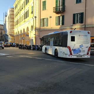 Studenti del Golfo Dianese lasciati a piedi dai bus di Riviera Trasporti, proteste dei genitori: “L’azienda è informata ma tace”