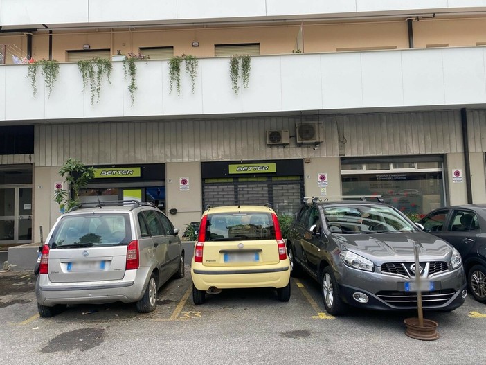 Imperia, intervento delle forze dell’ordine in via Brea: uomo minaccia i passanti Imperia, intervento delle forze dell’ordine in via Brea: uomo minaccia i passanti