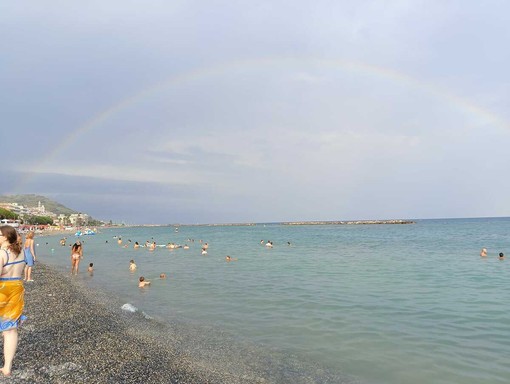 Arcobaleno sul mare tra Cervo e San Bartolomeo: uno spettacolo mozzafiato (Video)