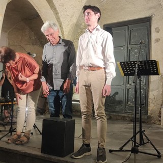 Alessandro Manera incanta e commuove,  applausi a scena aperta per l'omaggio al padre Giuseppe