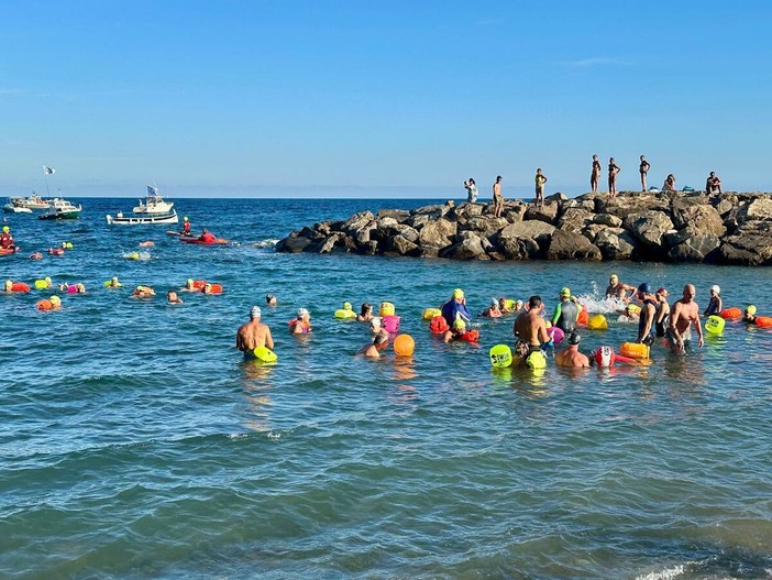 “Nuotata per un Sorriso”, un mare di solidarietà per i bambini più fragili
