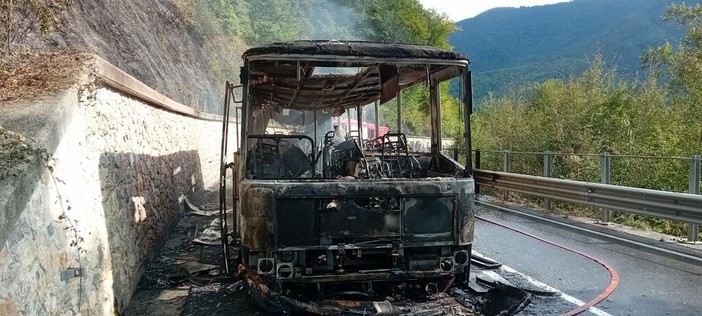 Autobus in fiamme sulla Statale 28,  dal 5 settembre il semaforo manda il traffico in tilt