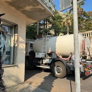 L'autobotte sotto la Prefettura