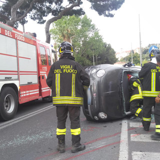 Imperia: mancata precedenza sul lungomare Vespucci, Fiat 500 si ribalta su un lato. Ferita una donna