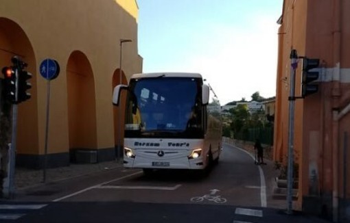 Autobus sulla pista ciclabile a Imperia: ennesimo caso di scambio per strada carrabile