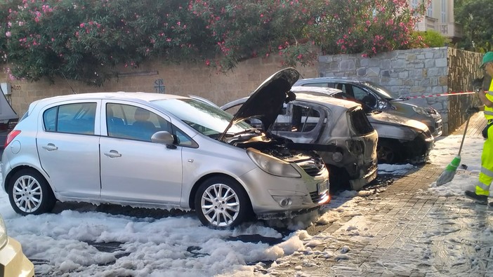 Fermati due uomini per l’incendio di quattro auto a Imperia Fermati due uomini per l’incendio di quattro auto a Imperia