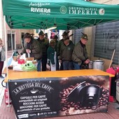 Sabato di festa a Oneglia: gli Alpini regalano cioccolata e sorrisi
