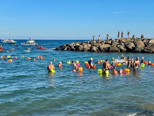 “Nuotata per un Sorriso”, un mare di solidarietà per i bambini più fragili “Nuotata per un Sorriso”, un mare di solidarietà per i bambini più fragili