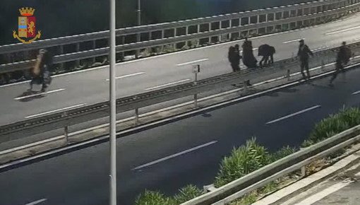 Tenta di far passare il confine a 15 extracomunitari, passeur arrestato dalla polizia sulla A10 (Video)