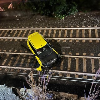 Bordighera: auto sfonda parapetto e finisce sui binari della ferrovia, stop ai treni per alcune ore