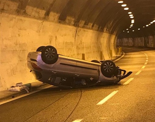 Imperia, auto si ribalta in galleria sull’A10: donna ferita portata in ospedale