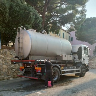 L'autobotte in piazza Parasio