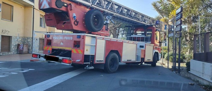 Autoscala dei vigili del fuoco bloccata dalla Ciclabile: allarme sicurezza a Diano Marina