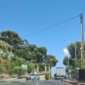 Sicurezza stradale a Imperia, in via Battaglione Alpini di Pieve di Teco un attraversamento che spaventa i pedoni Sicurezza stradale a Imperia, in via Battaglione Alpini di Pieve di Teco un attraversamento che spaventa i pedoni