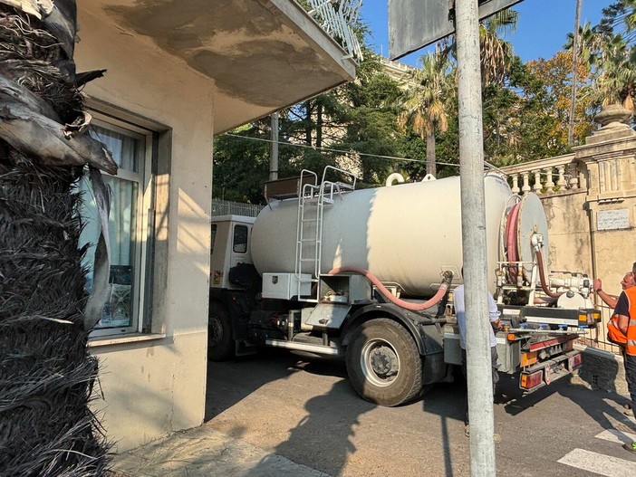 L'autobotte sotto la Prefettura