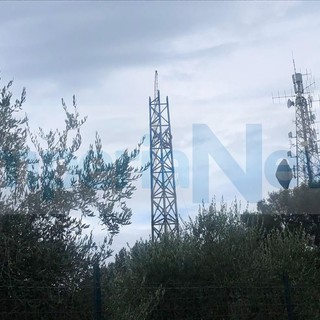 Diano Marina, installazione dell'antenna telefonica ai 'Pini del rosso', i residenti protestano: "È un patrimonio naturale svenduto ai privati, bisogna difenderlo" (foto)