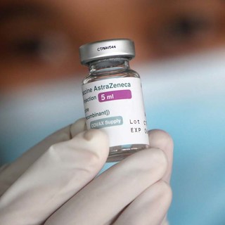 Covid-19, operata due volte la 18enne vaccinata con AstraZeneca colpita da trombosi: il caso segnalato all'AIFA