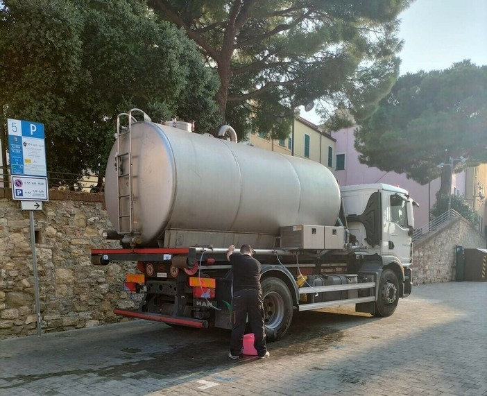 L'autobotte in piazza Parasio L'autobotte in piazza Parasio