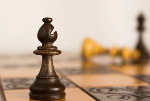 ACCADDE OGGI, 6 GENNAIO 1994. Il giallo dell’Alfiere Invisibile scuote la città: minacce, ricatti e firme misteriose nella sede del circolo scacchistico