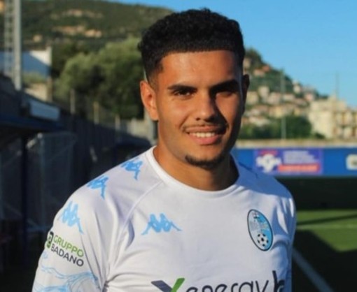 Fatnassi sorride nella sua prima immagine con la maglia del Pietra Ligure