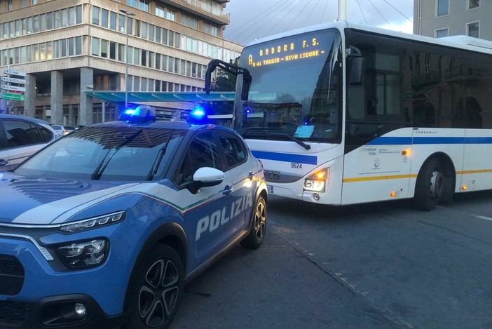 Aggressione su un autobus a Imperia: feriti tre controllori e un vigilante