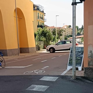Imperia, ancora un’auto sulla pista ciclabile