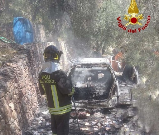 Auto a fuoco a Diano San Pietro, sul posto vigili del fuoco e carabinieri Auto a fuoco a Diano San Pietro, sul posto vigili del fuoco e carabinieri