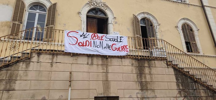 Imperia, autogestione al Liceo artistico contro le politiche scolastiche del Governo Meloni e il carovita Imperia, autogestione al Liceo artistico contro le politiche scolastiche del Governo Meloni e il carovita