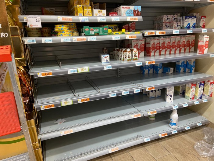 Emergenza Coronavirus: supermercati presi d'assalto, la gente non si fida sulla regolarità degli approvvigionamenti Emergenza Coronavirus: supermercati presi d'assalto, la gente non si fida sulla regolarità degli approvvigionamenti