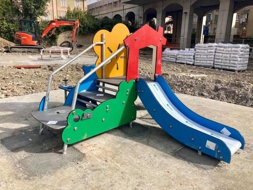 Imperia, proseguono i lavori nel parco di Castelvecchio: installata l'area giochi per i bambini (Foto)