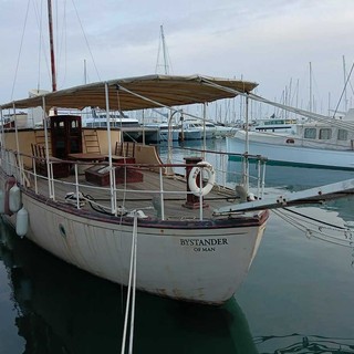 Bystander of Man, il fascino senza tempo di uno yacht del 1934 nel bacino di Porto Maurizio