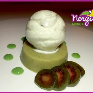 Mercoledì Veg: bavarese di Nergi, sfera d'isomalto con panna montata e Nergi fresco, crema dolce di asparagi