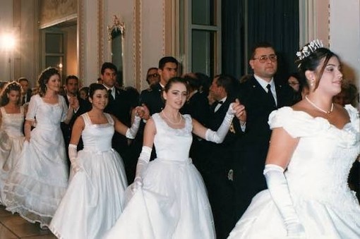 L'AMARCORD DEL SABATO. A Imperia il primo gran ballo delle deb in società: festa con 150 neo diciottenni nel giardino della Cri