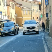 Blitz della polizia locale contro le auto in doppia fila a Caramagna: l'assessore Gagliano aveva promesso interventi Blitz della polizia locale contro le auto in doppia fila a Caramagna: l'assessore Gagliano aveva promesso interventi