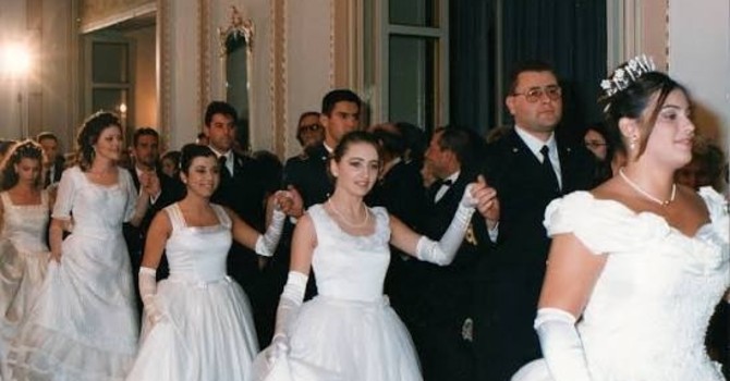 L'AMARCORD DEL SABATO. A Imperia il primo gran ballo delle deb in società: festa con 150 neo diciottenni nel giardino della Cri L'AMARCORD DEL SABATO. A Imperia il primo gran ballo delle deb in società: festa con 150 neo diciottenni nel giardino della Cri