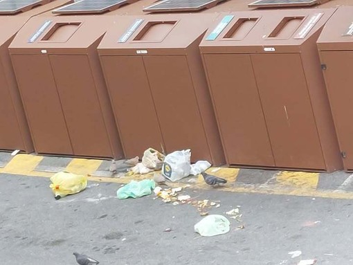 Rifiuti abbandonati in città, gli imperiesi chiedono di riaprire i bidoni 24 ore al giorno